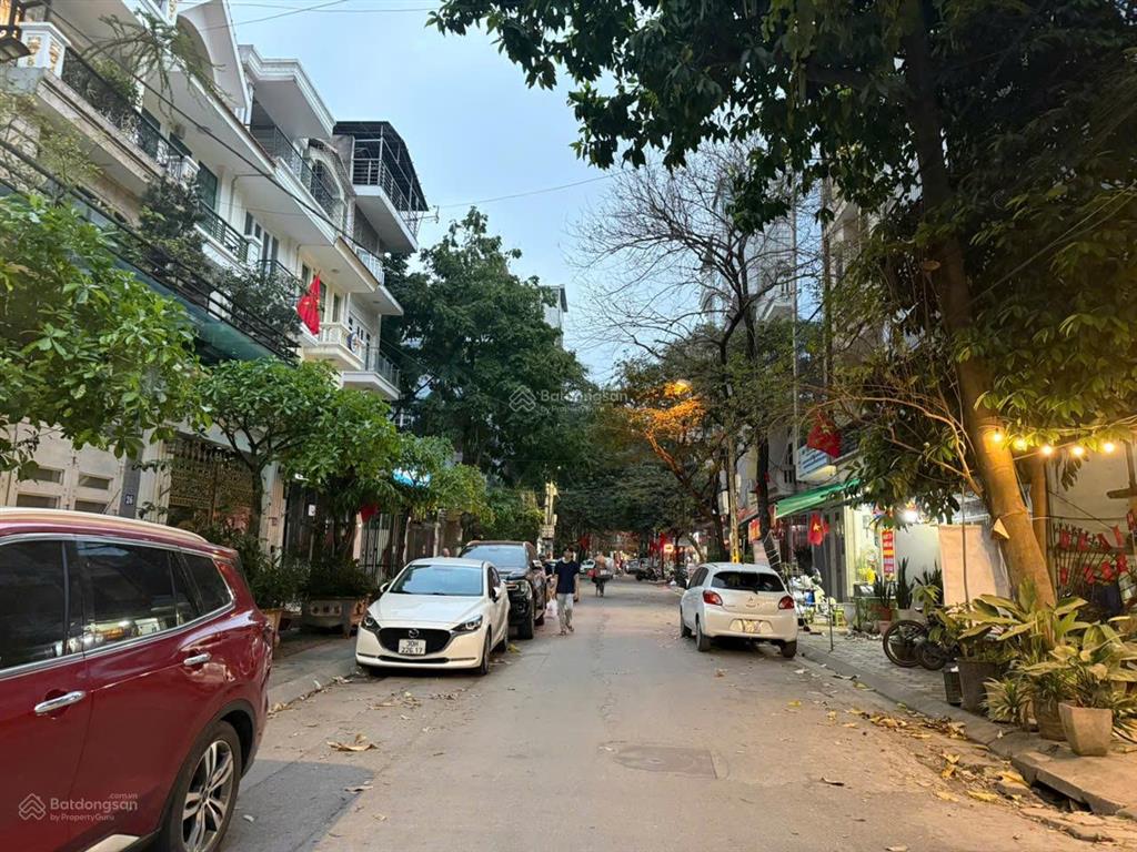 Cho thuê nhà lk sân vườn dt 150m2 x 4 tầng + sân, vỉa hè rộng, ngõ 106 hoàng quốc việt. 33,5 tr/th.