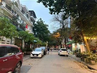 Cho thuê nhà lk sân vườn dt 150m2 x 4 tầng + sân, vỉa hè rộng, ngõ 106 hoàng quốc việt. 33,5 tr/th.