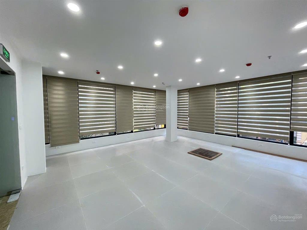 Cho thuê nhà 85m2 x 3 tầng, mt 8m, tháng máy, có đầy đủ pcc, ngõ phố hoàng quốc việt, nghĩa tân