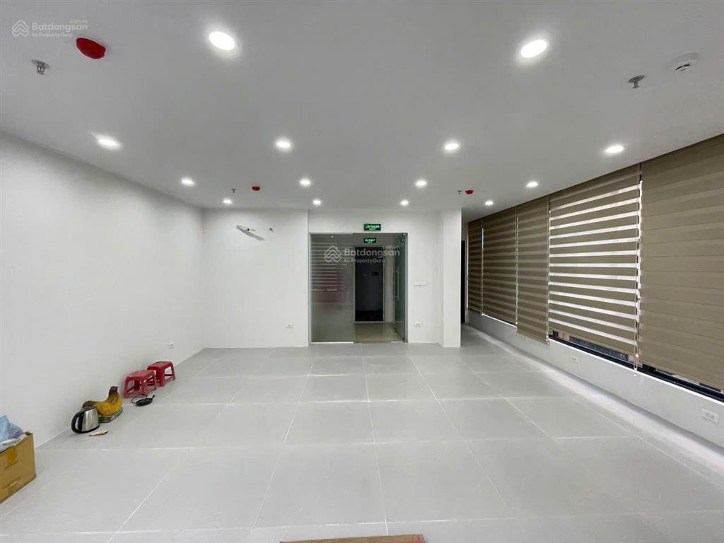 Cho thuê nhà 85m2 x 3 tầng, mt 8m, tháng máy, có đầy đủ pcc, ngõ phố hoàng quốc việt, nghĩa tân
