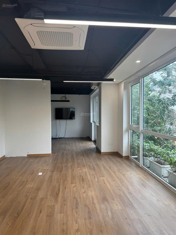 Cho thuê văn phòng 110m2 thông sàn, sàn gỗ, ngõ 2 ô tô chánh, phố hoàng quốc việt, giá 23 tr/th