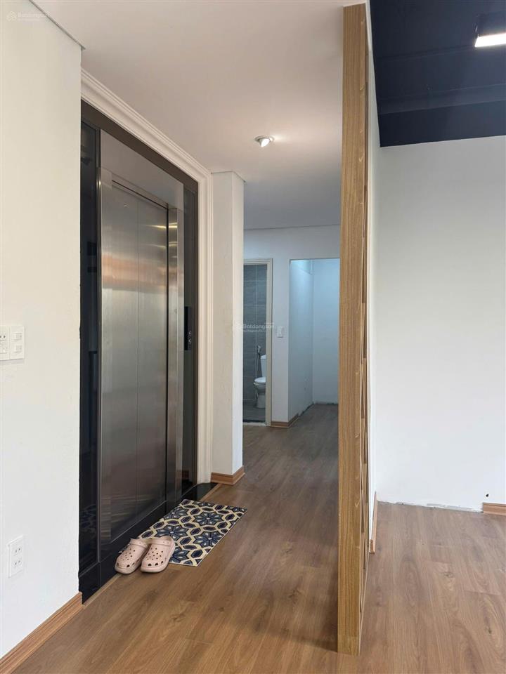 Cho thuê văn phòng 110m2 thông sàn, sàn gỗ, ngõ 2 ô tô chánh, phố hoàng quốc việt, giá 23 tr/th