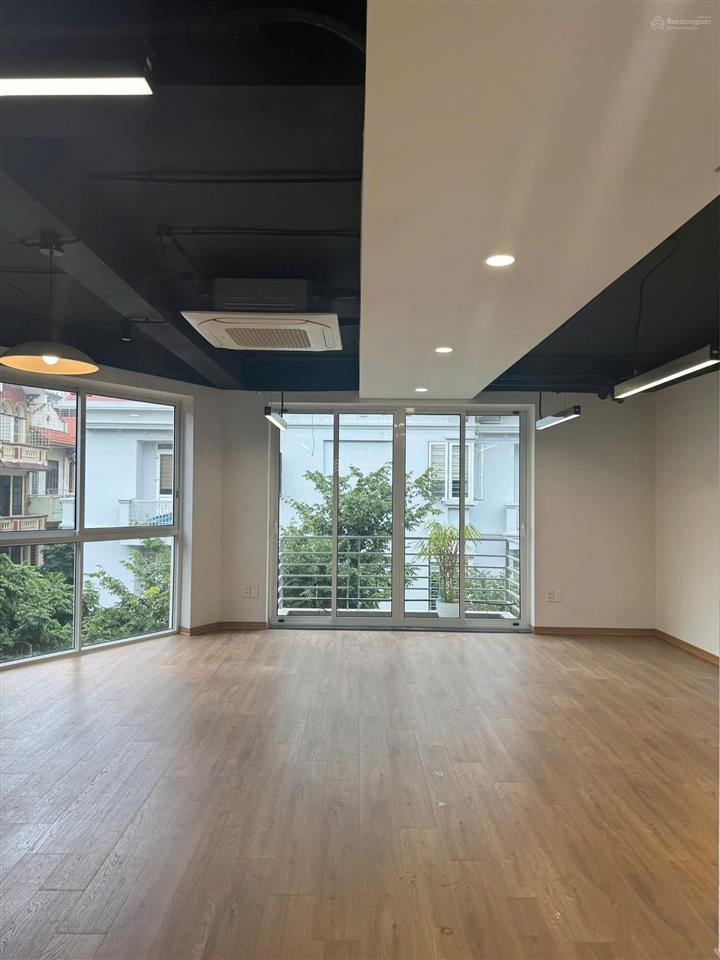 Cho thuê văn phòng 110m2 thông sàn, sàn gỗ, ngõ 2 ô tô chánh, phố hoàng quốc việt, giá 23 tr/th