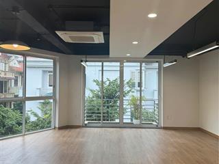 Cho thuê văn phòng 110m2 thông sàn, sàn gỗ, ngõ 2 ô tô chánh, phố hoàng quốc việt, giá 23 tr/th