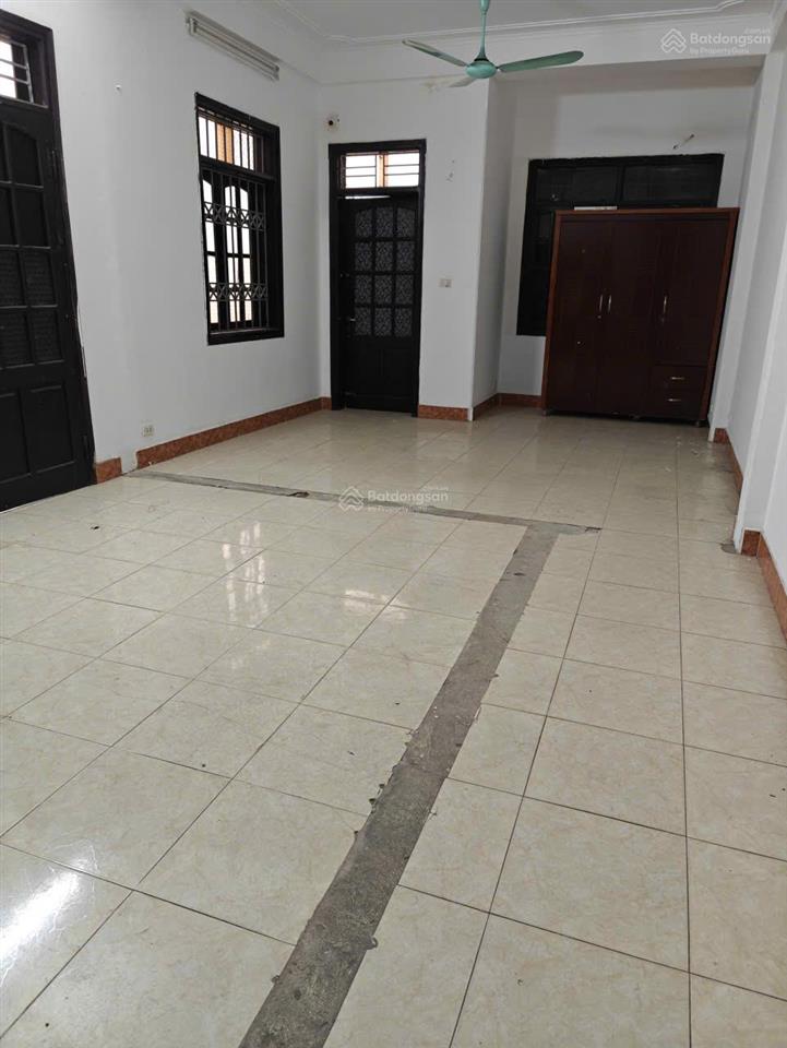 Cho thuê nhà nhà góc 95m2 x 4 tầng, vỉa hè rộng, ngõ 106 hoàng quốc việt, 28 tr/th.