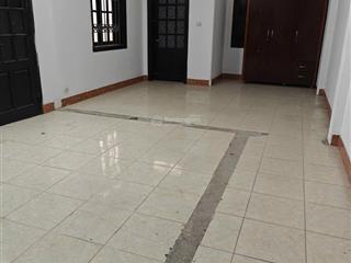 Cho thuê nhà nhà góc 95m2 x 4 tầng, vỉa hè rộng, ngõ 106 hoàng quốc việt, 28 tr/th.