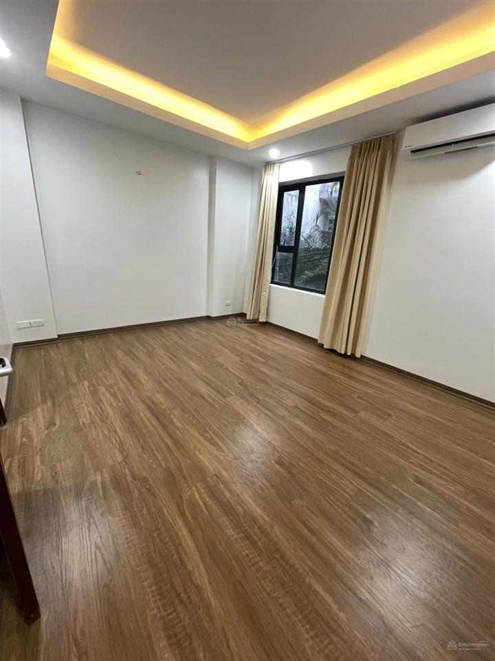 Cho thuê nhà nhà mặt phố dt 60m2 x 5 tầng, vỉa hè rộng, mặt phố hoàng quốc việt, 36tr/th.