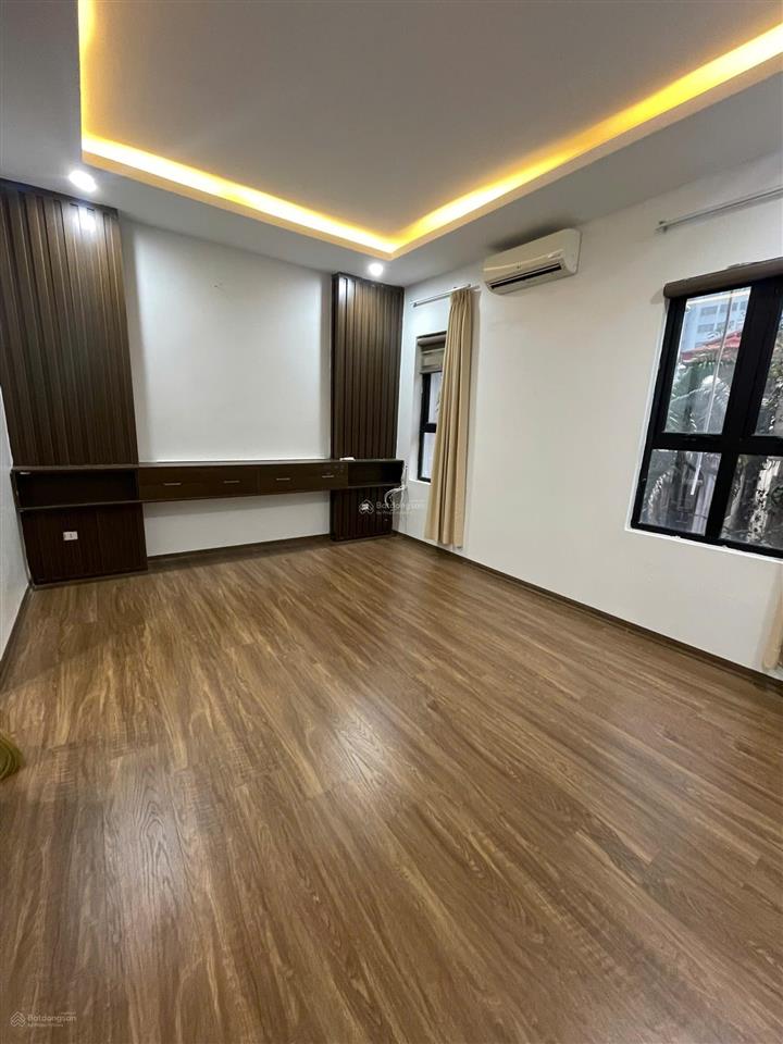 Cho thuê nhà nhà mặt phố dt 60m2 x 5 tầng, vỉa hè rộng, mặt phố hoàng quốc việt, 36tr/th.