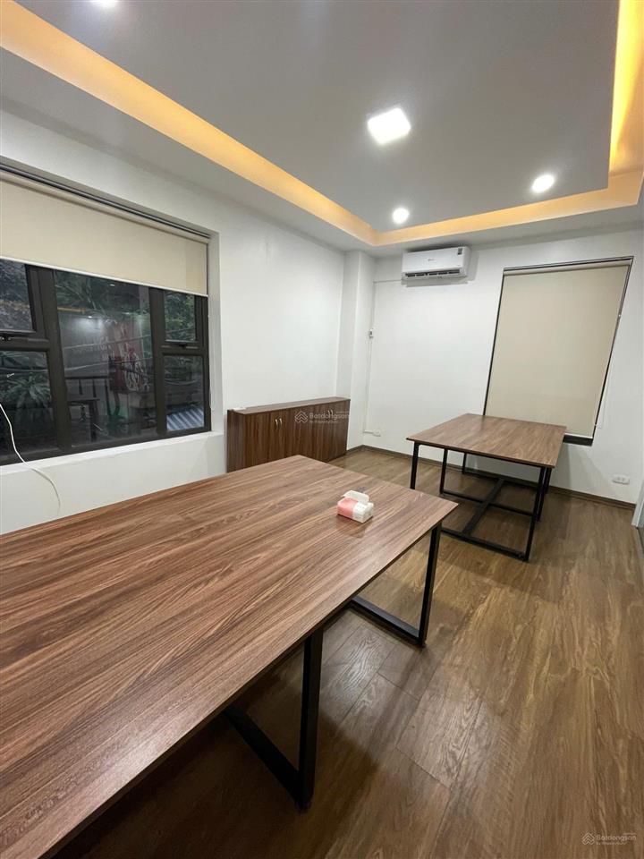 Cho thuê nhà nhà mặt phố dt 60m2 x 5 tầng, vỉa hè rộng, mặt phố hoàng quốc việt, 36tr/th.