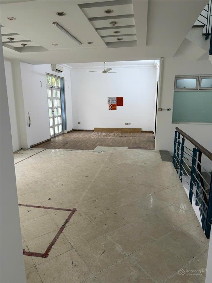 Cho thuê nhà 150m2 x 4 tầng, mặt tiền 8m + sân, ngõ phố hoàng quốc việt  nghĩa đô, 25 tr/th.