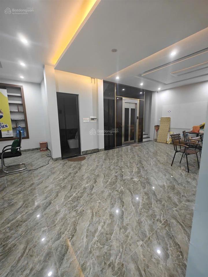 Cho thuê nhà 120m2 x 3 tầng, mặt tiền 8m, thang máy, lối riêng biệt, ngõ phố hoàng quốc việt