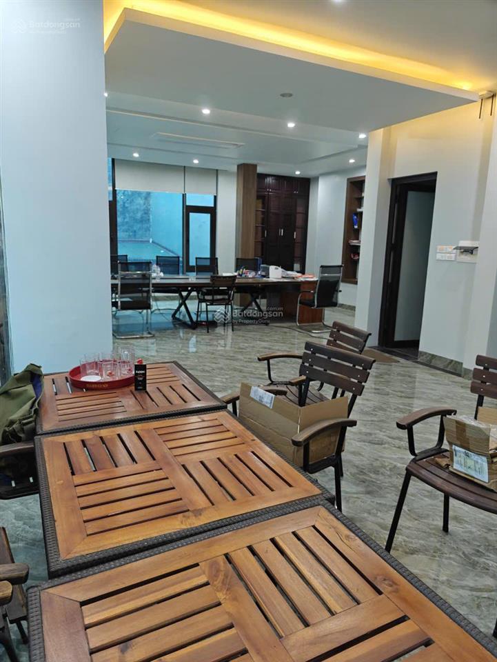 Cho thuê nhà 120m2 x 3 tầng, mặt tiền 8m, thang máy, lối riêng biệt, ngõ phố hoàng quốc việt