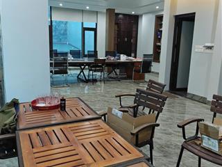 Cho thuê nhà 120m2 x 3 tầng, mặt tiền 8m, thang máy, lối riêng biệt, ngõ phố hoàng quốc việt