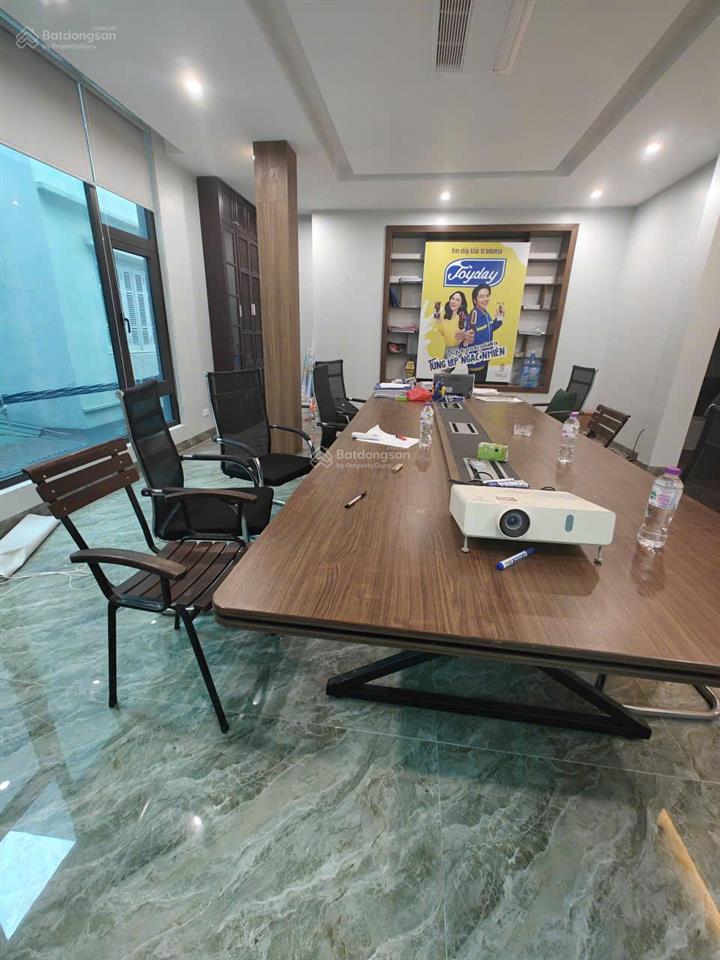 Cho thuê nhà 120m2 x 3 tầng, mặt tiền 8m, thang máy, lối riêng biệt, ngõ phố hoàng quốc việt