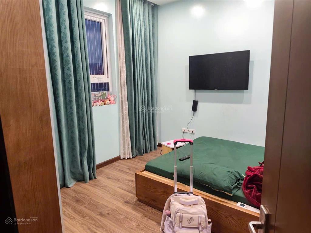Chính chủ bán căn hộ tầng 3, dt sử dụng 60m2 (sổ 31m2) 2pn, vs tập thể nghĩa tân, giá 3,5 tỷ