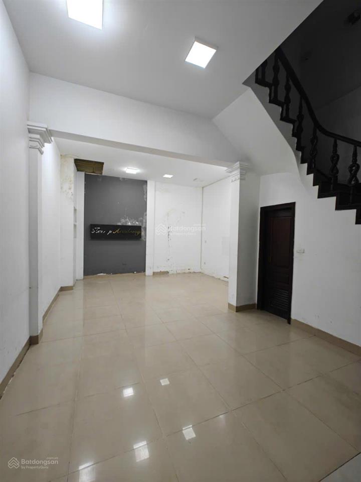 Cho thuê nhà phân lô 55 m2 x 5 tầng, ngõ ô tô, phố trần quốc hoàn, 16 tr/th.
