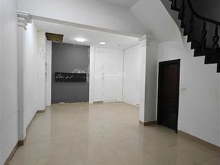 Cho thuê nhà phân lô 55 m2 x 5 tầng, ngõ ô tô, phố trần quốc hoàn, 16 tr/th.