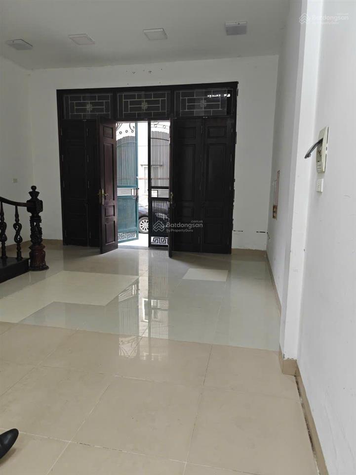 Cho thuê nhà phân lô 55 m2 x 5 tầng, ngõ ô tô, phố trần quốc hoàn, 16 tr/th.