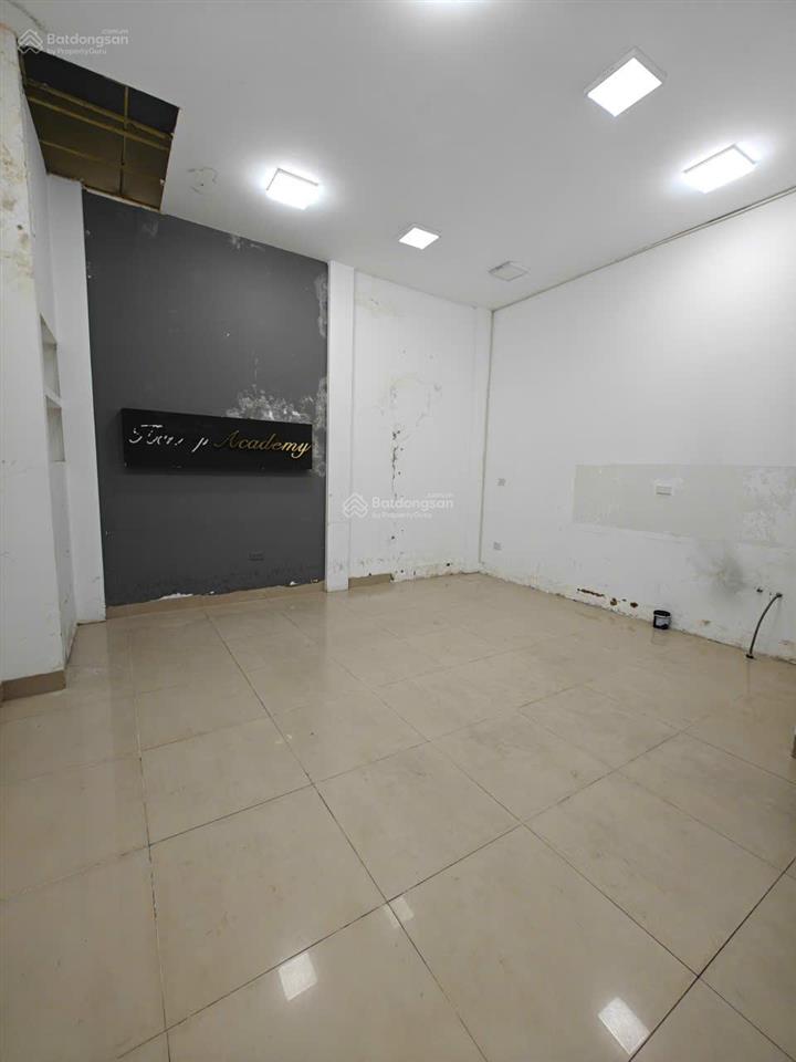 Cho thuê nhà phân lô 55 m2 x 5 tầng, ngõ ô tô, phố trần quốc hoàn, 16 tr/th.