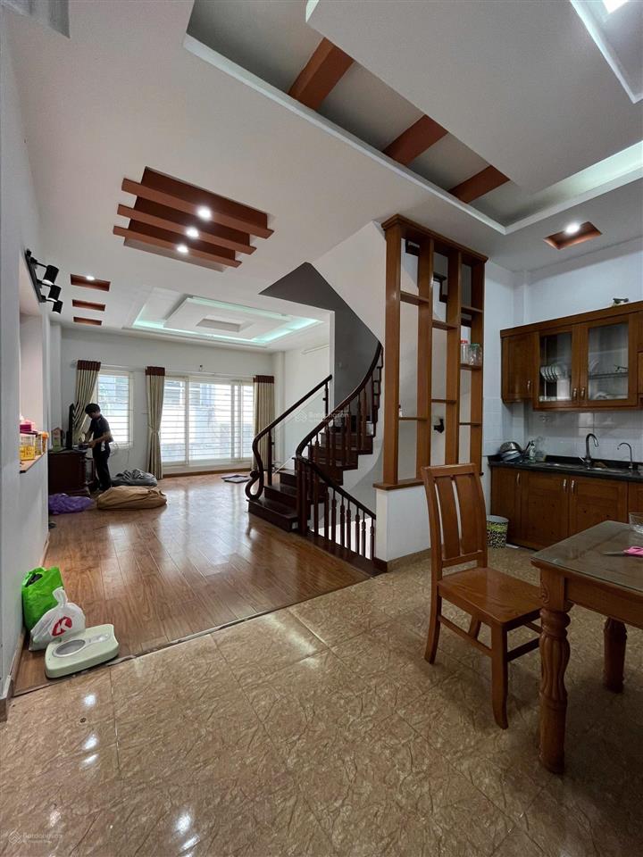 Cho thuê nhà nguyên căn hoàng quốc việt, cầu giấy. phân lô ô tô 45m2 x 5 tầng.
