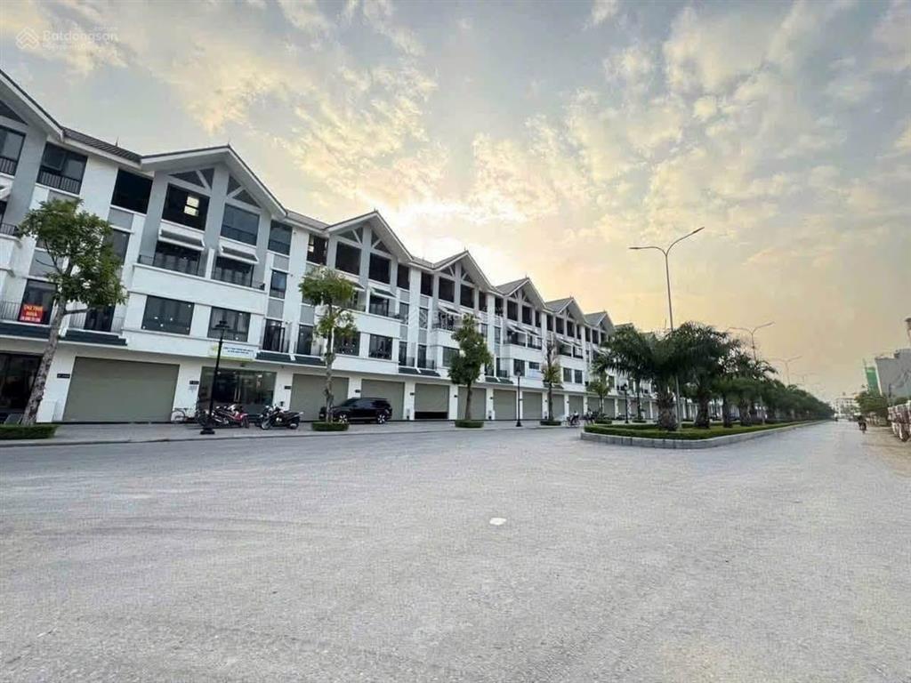 Giá 11.9 tỷ. bán liền kề hinode royal park 100m, 4 tầng, mặt tiền 5m.
