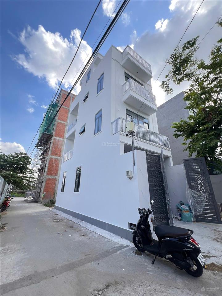 Bán nhà 3 lầu 1 tum sân thượng trước sau ngay trường tiểu học long bình
