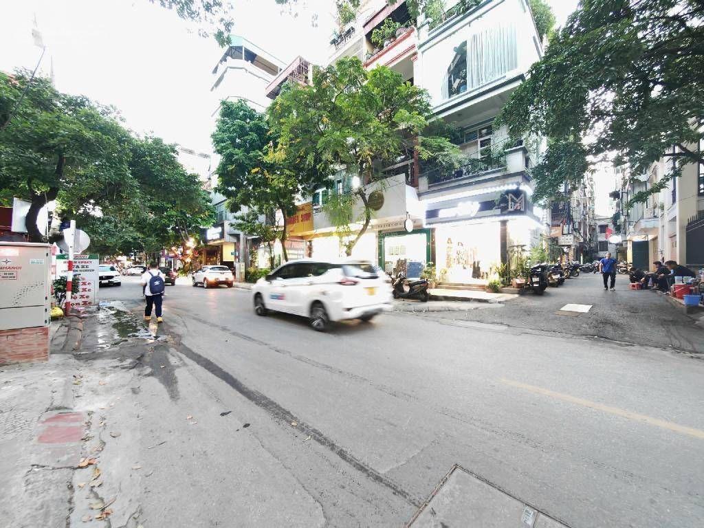 Nhà đẹp đỗ quang cần bán gấp giá chỉ 18.x tỷ.
