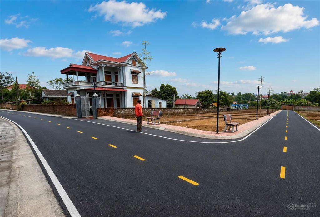 Bán đất 100m2 cạnh hồ sinh thái du lịch nghỉ dưỡng  sổ đỏ hà nội, xe bus chạy qua. giá 1ty188/lô