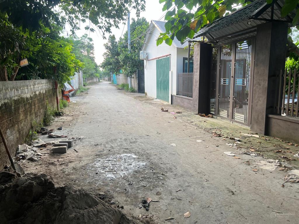 Dt nhỏ xinh 130m2. full thổ cư. vị trí tại ngã ba trung tâm thôn cách hồ chí minh 500m đường to