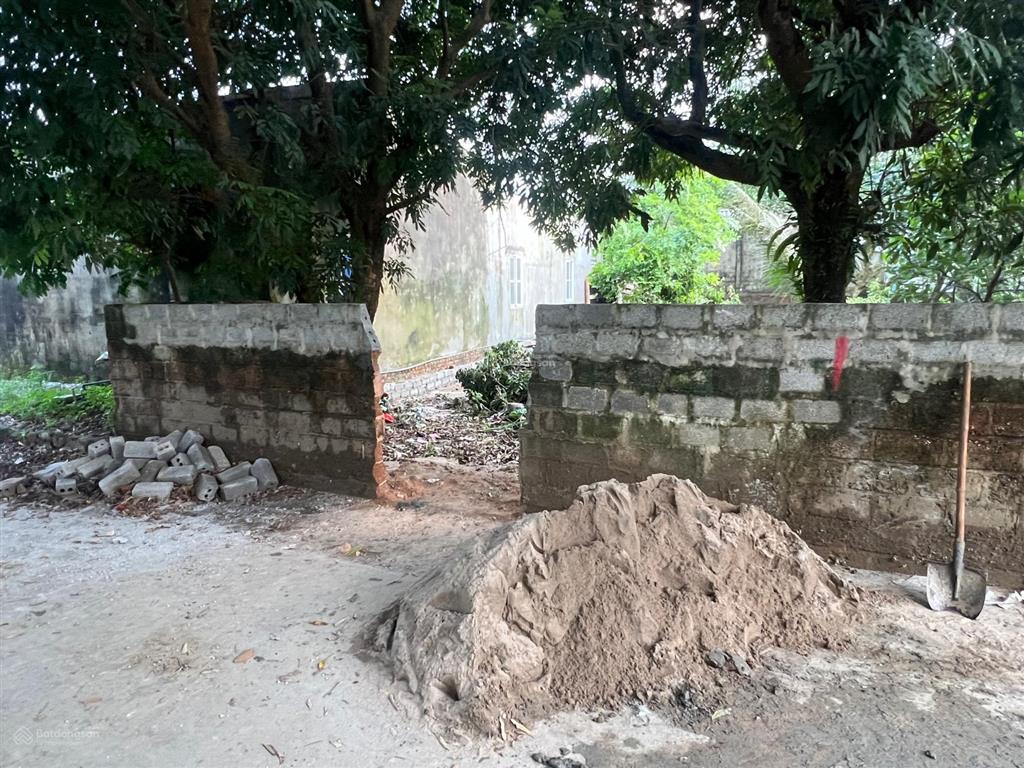 Dt nhỏ xinh 130m2. full thổ cư. vị trí tại ngã ba trung tâm thôn cách hồ chí minh 500m đường to