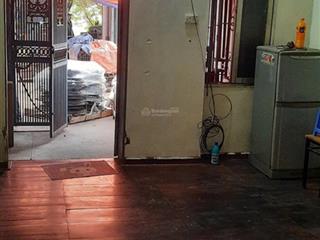 Nhà rộng rãi, ô tô tải đỗ cửa, gđ ở hoặc vừa ở vừa buôn bán