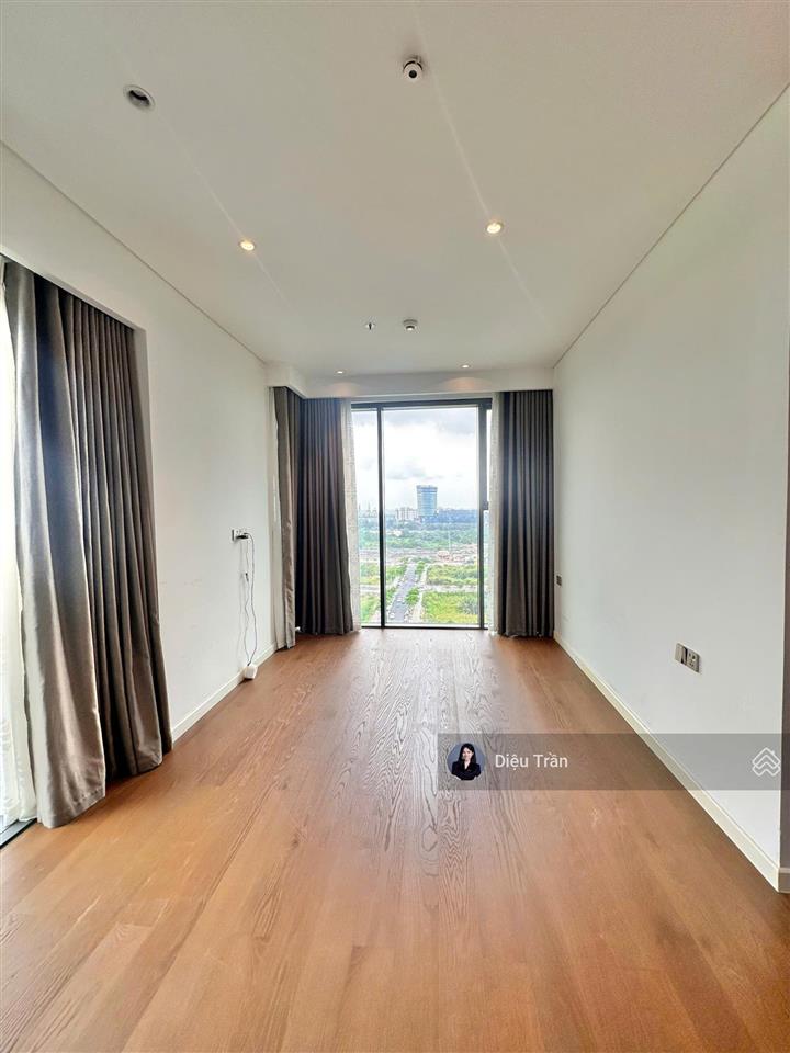 The crest cho thuê căn hộ 2pn diện tích lớn có bồn tắm nằm 40tr/tháng.