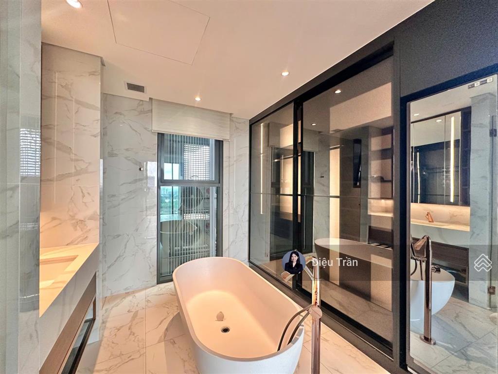 The crest cho thuê căn hộ 2pn diện tích lớn có bồn tắm nằm 40tr/tháng.