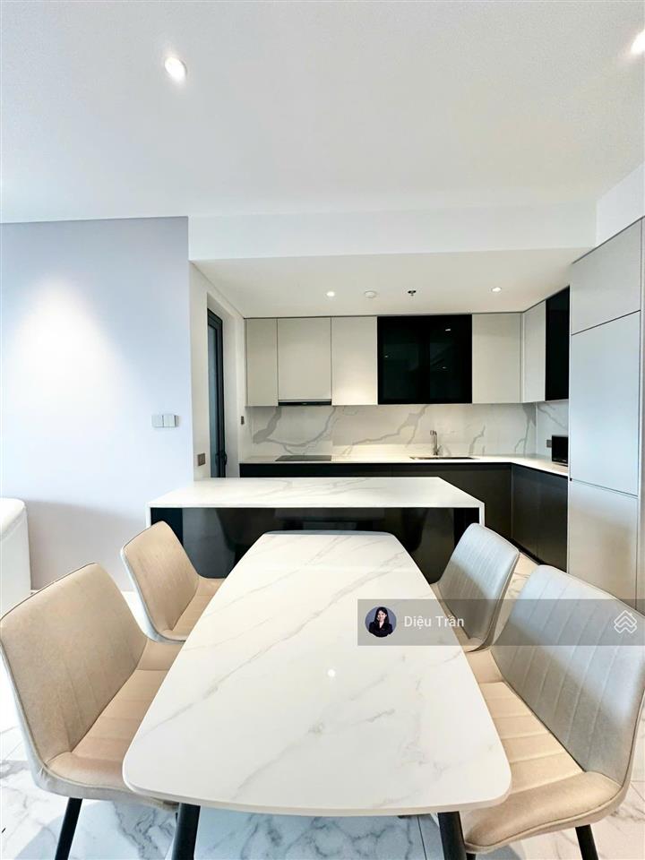 Cho thuê căn hộ 2pn nội thất đầy đủ, tầng cao thoáng view sông trực diện tại the crest