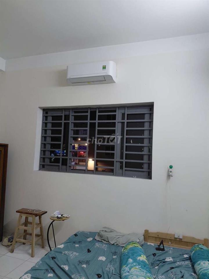 phòng rộng thoáng mát gần sân bay tân sơn nhất. có ban công 