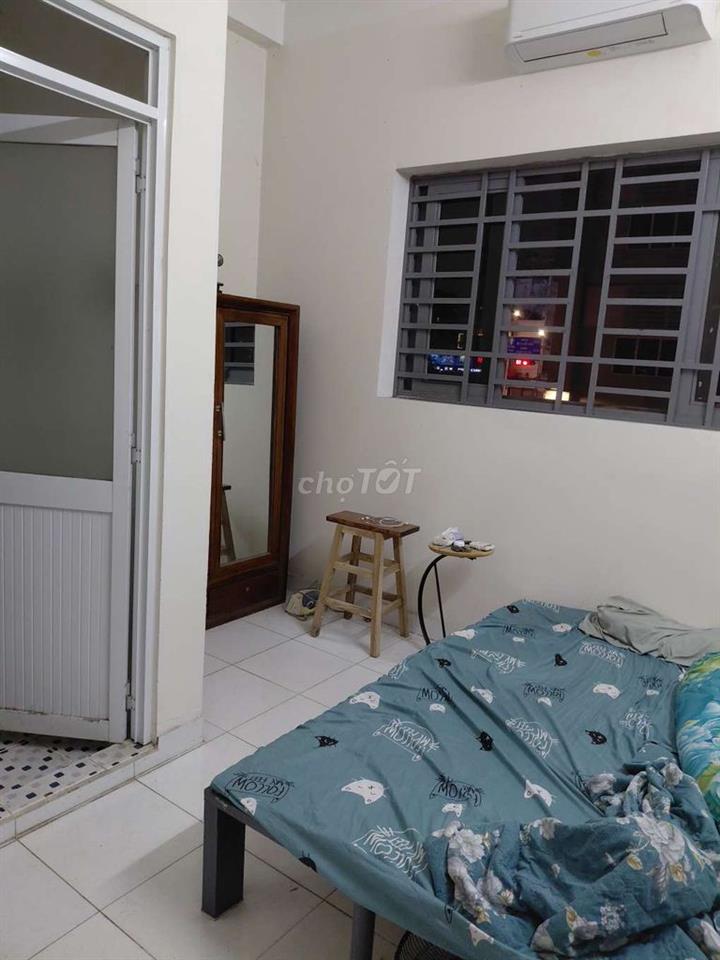 phòng rộng thoáng mát gần sân bay tân sơn nhất. có ban công 
