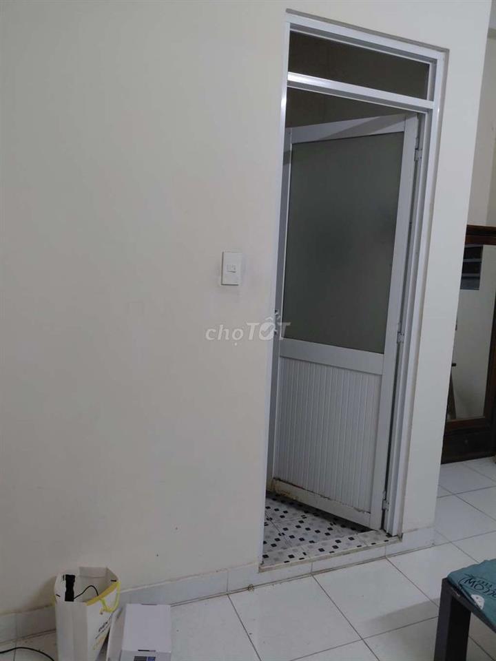 phòng rộng thoáng mát gần sân bay tân sơn nhất. có ban công 