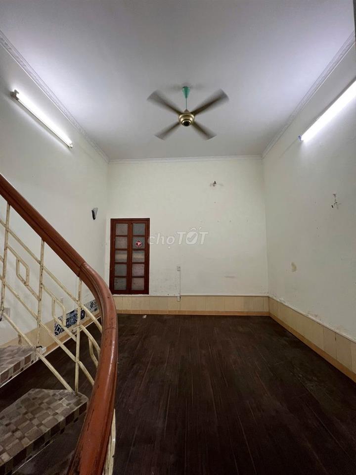 Cho thuê nhà Phố Huế cách mặt phố 10m  Tầng 1  30m2 + 1 Lửng 