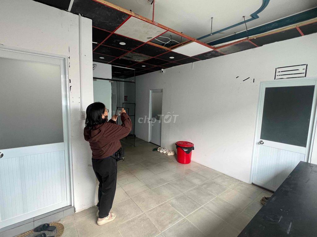 mặt tiền góc khu đông đúc  tuyến đường chính