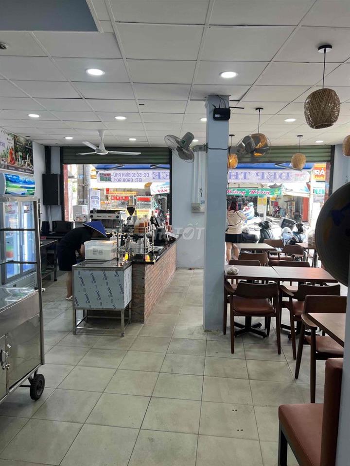 mặt tiền góc khu đông đúc  tuyến đường chính