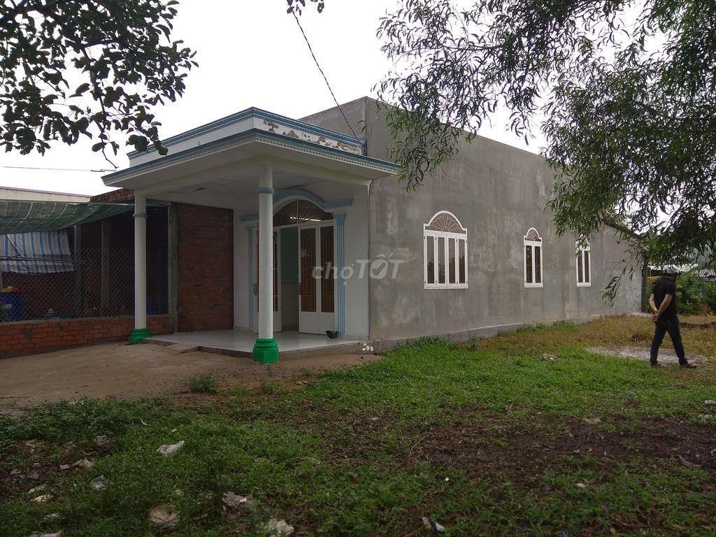 Nhà cấp 4, khuôn viên diện tích lớn giá rẻ.