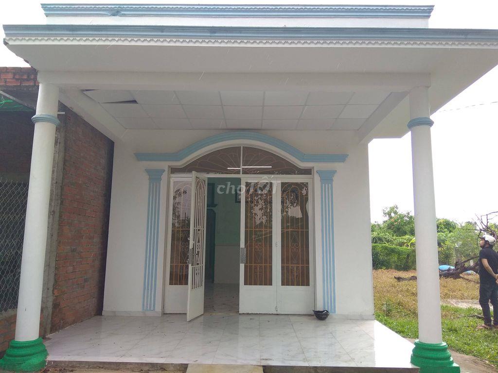 Nhà cấp 4, khuôn viên diện tích lớn giá rẻ.