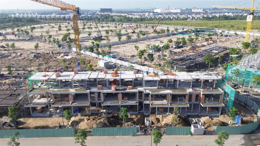 Chỉ còn căn nhà phố vườn view kênh cảnh quan izumi city   em để khóa căn sớm!