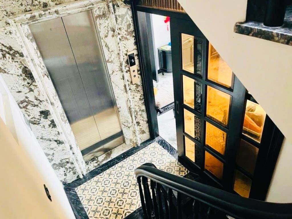 BÁN GẤP NHÀ PHỐ THUỴ KHUÊ VĂN CAO TÂY HỒ 7 TẦNG MT 5.4M NHỈNH 18 TỶ OTO VÀO NHÀ