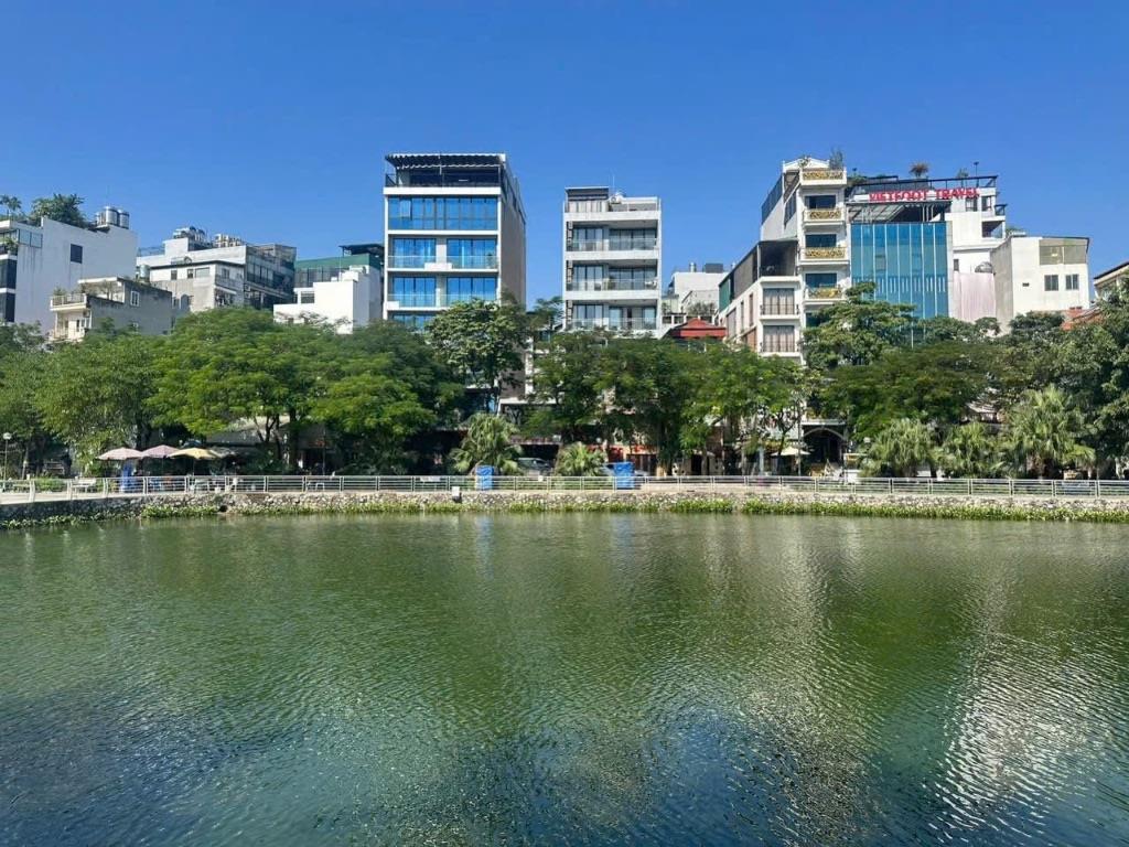 GIA ĐÌNH CẦN BÁN GẤP NHÀ PHỐ TRỊNH CÔNG SƠN TÂY HỒ 75M 5 TẦNG 8 NGỦ OTO SÁT HỒ GIÁ ĐẦU TƯ