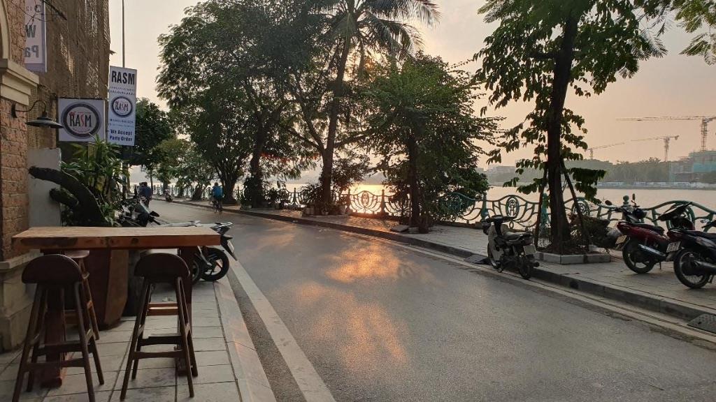HẠ CHÀO 5 TỶ BÁN GẤP NHÀ PHỐ TỪ HOA QUẢNG AN TÂY HỒ 70M 8 TẦNG VIEW HỒ HƠN 30 TỶ DÒNG TIỀN 90tr/THÁNG