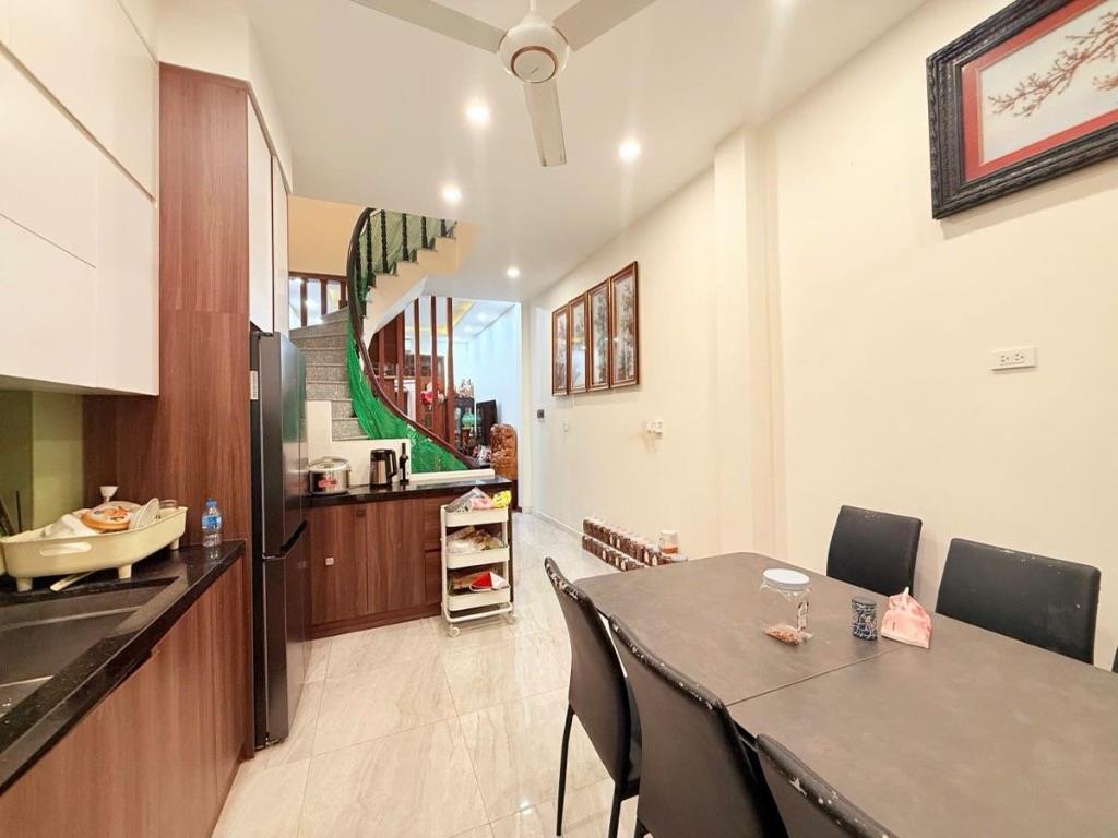 🚨 HIẾM! PHÂN LÔ CÁN BỘ SÁT HỒ HOÀNG CẦU – 2 THOÁNG – Ô TÔ VÀO NHÀ – 18 TỶ