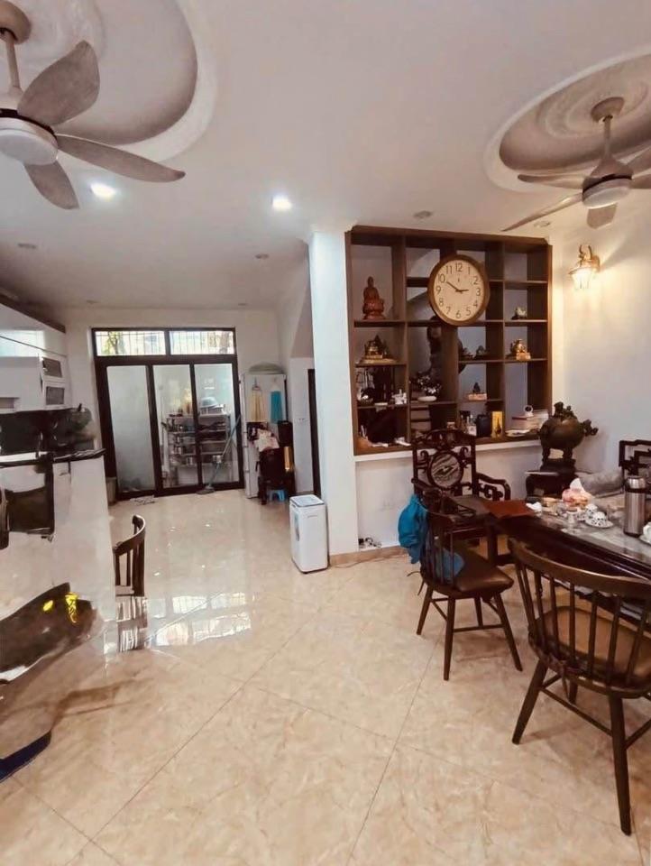 🚨 HIẾM! PHÂN LÔ CÁN BỘ SÁT HỒ HOÀNG CẦU – 2 THOÁNG – Ô TÔ VÀO NHÀ – 18 TỶ