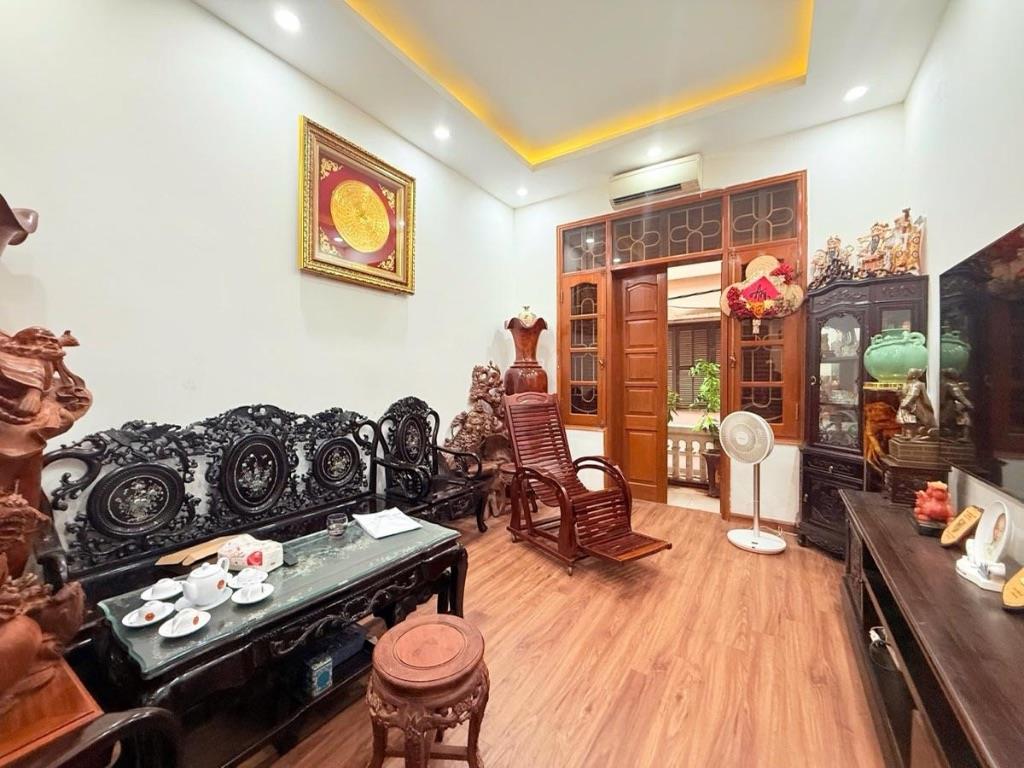 🚨 HIẾM! PHÂN LÔ CÁN BỘ SÁT HỒ HOÀNG CẦU – 2 THOÁNG – Ô TÔ VÀO NHÀ – 18 TỶ