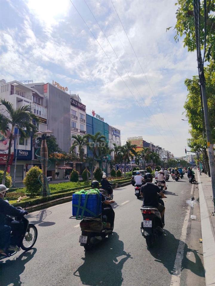 nhà chính chủ hiếm có ,khó tìm ,lâu mới thấy ,mặt tiền phan xích long